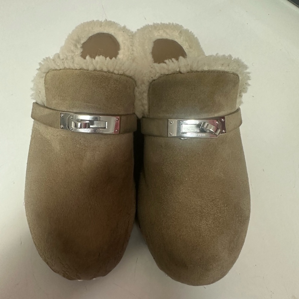 Hermes Carlotta Tan Suede Clogs with Silver Kelly Buckle - Picture 4 of 7